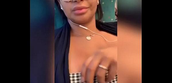 Kesha Ortega masturbándose en un tren